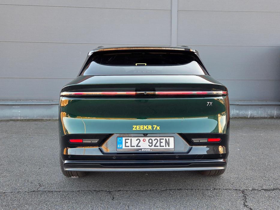 Auto se ovšem rozhodně neloudá, z 0 na 100 km/h zrychluje za 3,8 vteřiny a jede až 210 km/h. Díky vzduchovému podvozku je přitom příkladně komfortní.