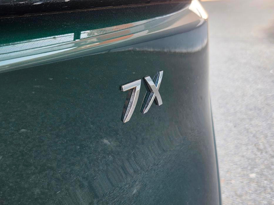 SUV 7X je ale výhradně elektrické, v Česku se nabízí jako zadokolka se 75- nebo 100kWh baterkou, respektive čtyřkolka se 100kWh baterkou.
