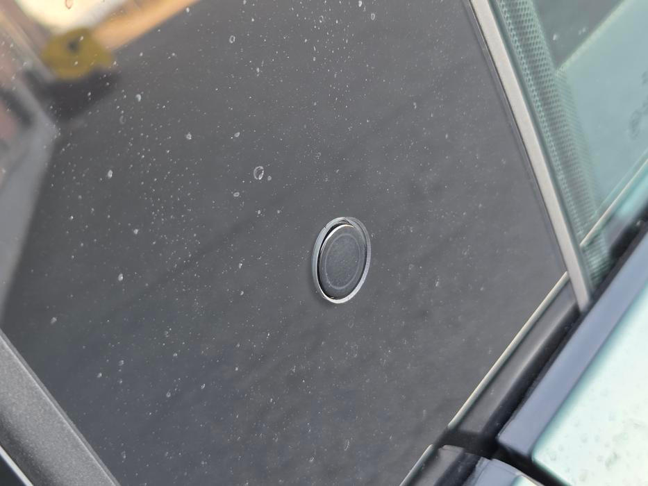 V příplatkovém paketu za 89 990 korun jsou kromě jiného elektricky ovládané dveře. Otevírají se tlačítkem ve sloupcích karoserie.