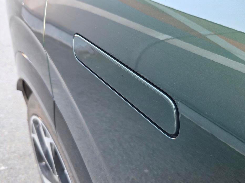 Kliky auto sice má, ale jsou tu jen kvůli bezpečnosti při případné nehodě, respektive jako záloha, kdyby elektronika nefungovala, jinak se z auta nevysouvají.