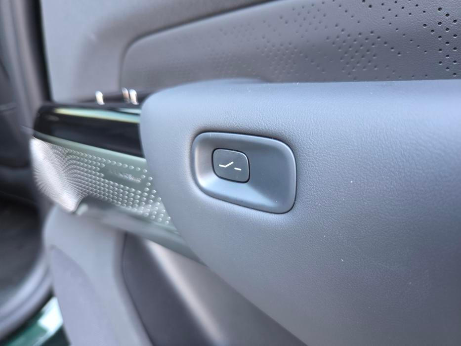 Vnitřní kliky dveří tvoří decentní tlačítko. Mimochodem řidičovy dveře se automaticky zavřou při sešlápnutí brzdy, není ani potřeba nic mačkat.