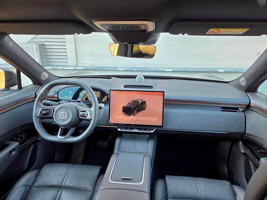 Interiér Zeekru překvapí asi nejvíce. Na rozdíl od mnoha jiných čínských aut si tu výrobce dal záležet na zpracování i výběru materiálů, které jsou povětšinou měkčené. Podsvícení jde jednoduše vypnout, je decentně jednobarevné a nebliká jako v jiných autech říše středu.