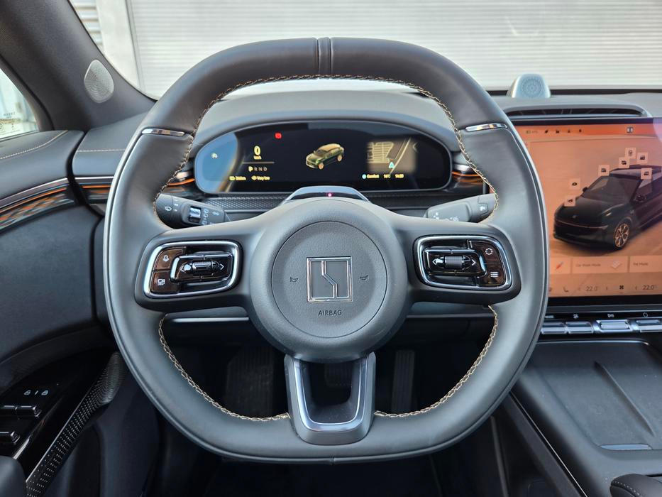 Volant Zeekru 7X má standardně kožený potah, vyhřívání i elektrické nastavování. Navíc dobře padne do ruky a tlačítka na něm jsou klasická s haptickou odezvou.