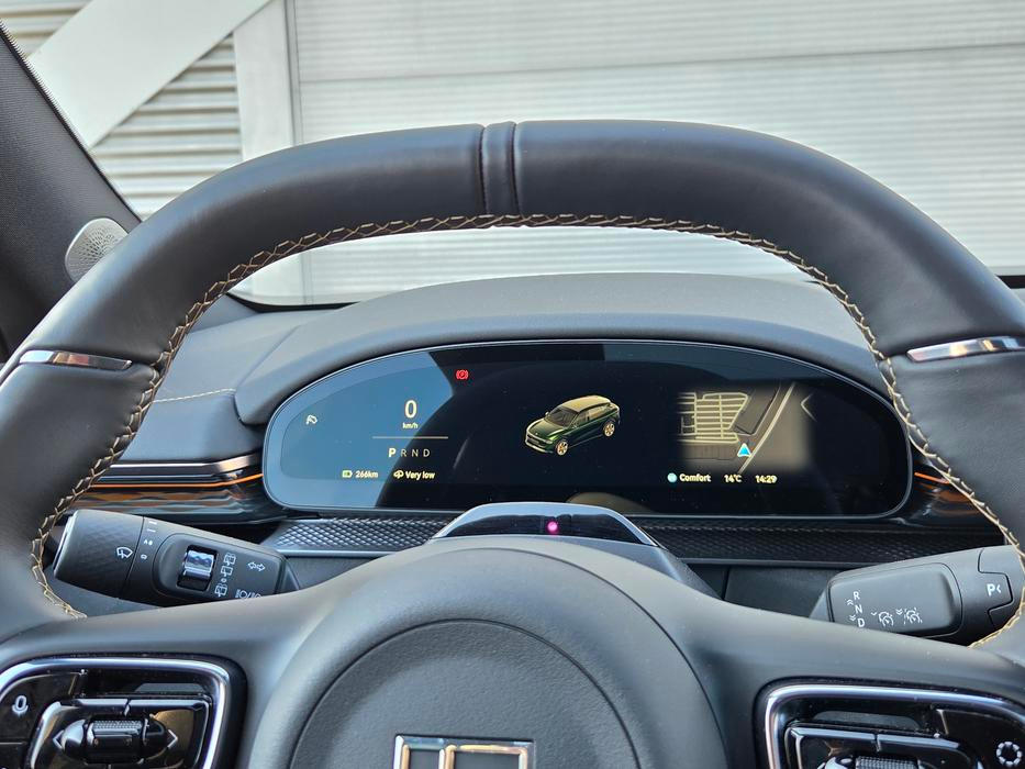 Digitální přístrojový štít je velmi esteticky zakomponovaný do palubní desky. Je navíc přehledný a obsahuje i možnost promítnutí malého obrazu z navigace.