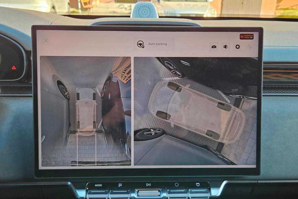 Klasickou výhodou čínských aut jsou mimořádně ostré kamery kolem karoserie. Zeekr s 360stupňovým pokrytím není výjimkou.