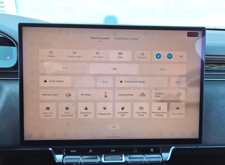 Hlasité a naléhavé jsou v autě asistenční systémy, ale díky zkratkám na obrazovce lze většinu z nich během chvíle vypnout.