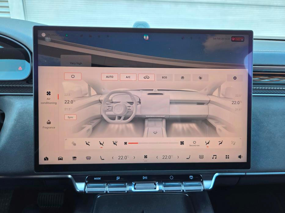 Přes displej se nastavuje, bohužel, také klimatizace.