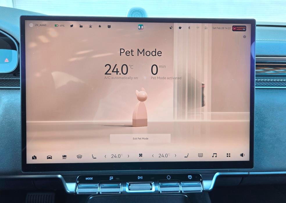 … i domácí zvířata zavřená v autě. Zeekr dává kolemjdoucím najevo, že je o mazlíčky postaráno.