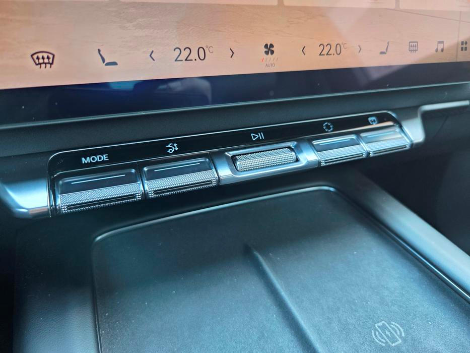 Fyzických tlačítek je v Zeekru 7X minimum.