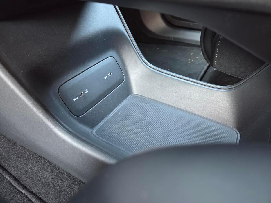 Středový tunel obsahuje i prostornou polici s USB porty.