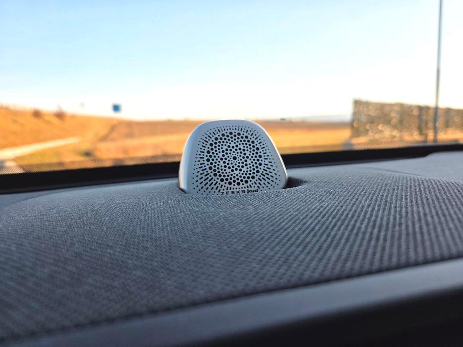 V příplatkovém balíčku je audiosystém s 21 reproduktory a prostorovým zvukem. Hraje téměř bezchybně, i díky reproduktorům v opěrkách hlav předních sedadel.