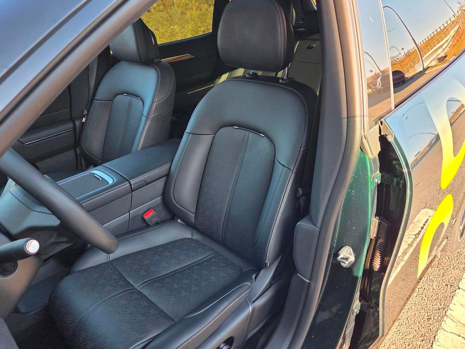 Sedadla čínského elektrického SUV připomínají spíše měkká křesla. Standardně jsou vyhřívaná a elektricky ovládaná, za příplatek se dodává i ventilace a masáž.