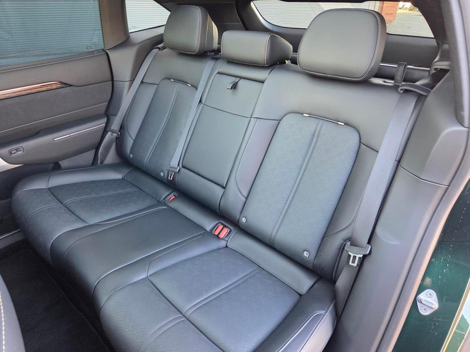 Vzadu je spousta místa ve všech směrech a neméně pohodlná sedadla jako vpředu.