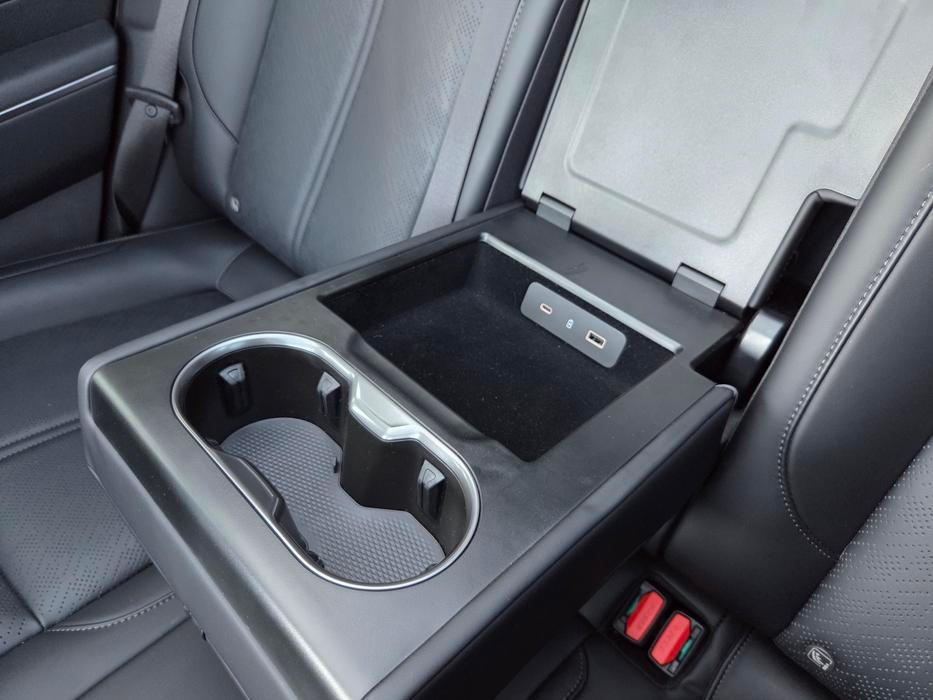 Prostřední sedadlo je možné proměnit na multifunkční odkládací opěrku.