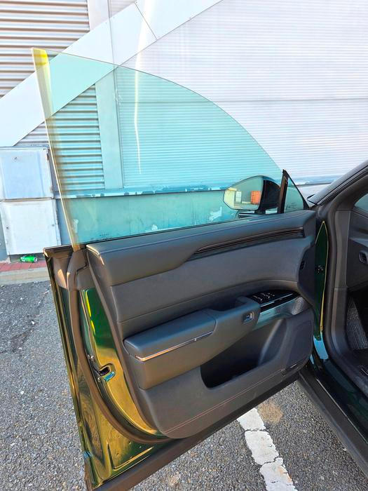 Designově povedeným prvkem jsou bezrámová okna všech dveří.