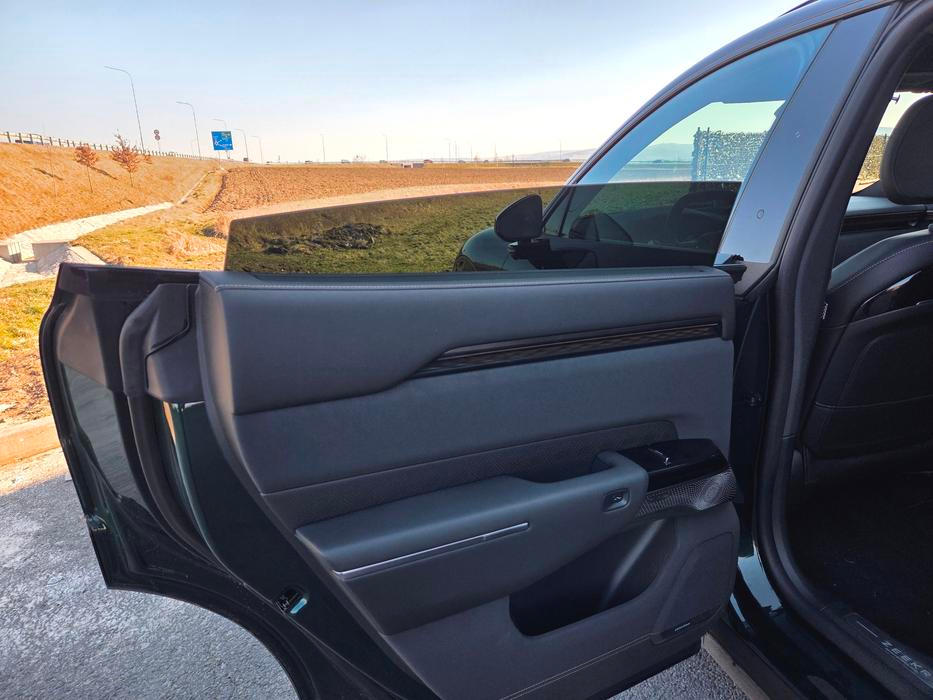 Zadní okna ovšem nejdou stáhnout úplně dolů.