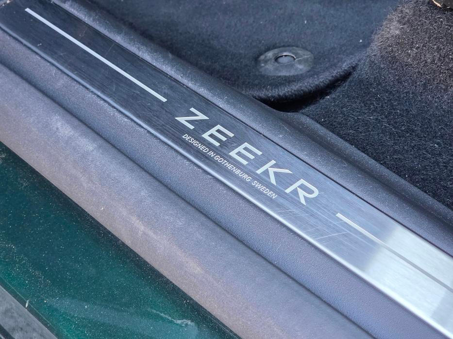 Zeekr je čínská značka, ve švédském Göteborgu má ale designové centrum a vývojové středisko. Připomínají to prahy dveří.