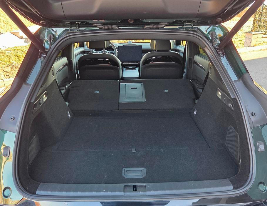 Po sklopení zadních sedadel vznikne rovná ložná plocha o objemu 1978 litrů.