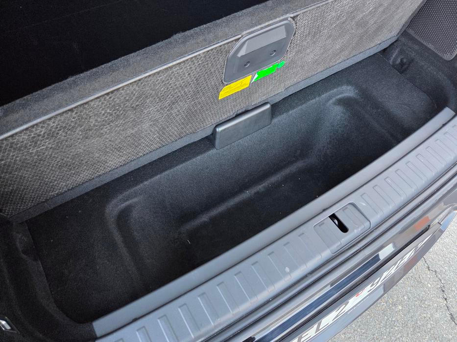 Pod podlahou jsou schránky, kam se dá schovat povinná výbava…