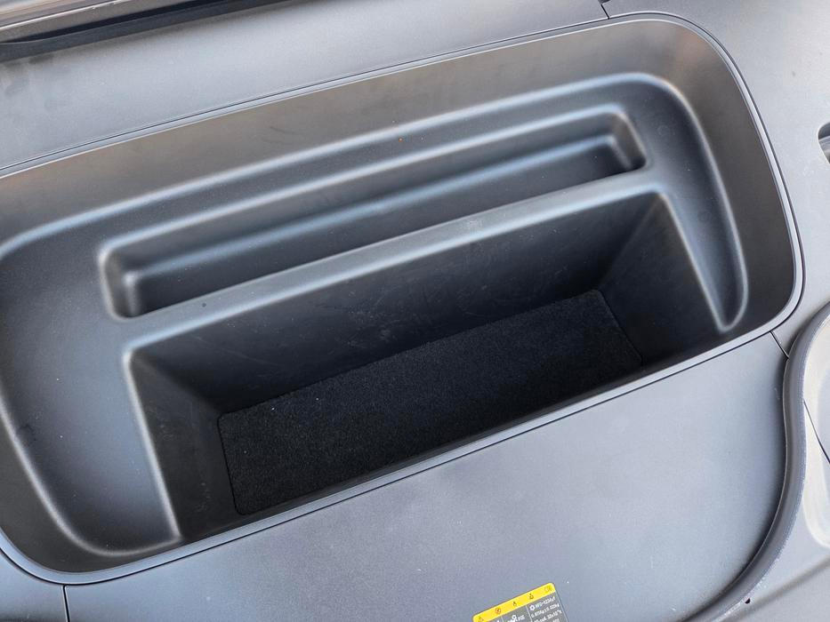 Vpředu je 42litrový frunk, který u verze bez dodatečného předního elektromotoru vzroste dokonce na 66 litrů.