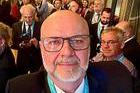 Lubor Novák na selfie z volebního štábu Motoristů. I když on sám zvolen nebyl, stal se poslaneckým asistentem a pak i adeptem na politického náměstka ministra obrany. 