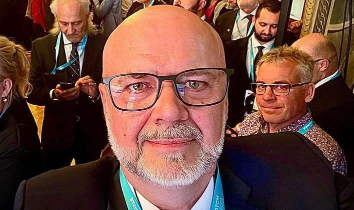 Lubor Novák na selfie z volebního štábu Motoristů. I když on sám zvolen nebyl, stal se poslaneckým asistentem a pak i adeptem na politického náměstka ministra obrany.