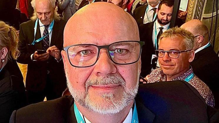 Lubor Novák na selfie z volebního štábu Motoristů. I když on sám zvolen nebyl, stal se poslaneckým asistentem a pak i adeptem na politického náměstka ministra obrany.