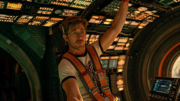 Ryan Gosling jako učitel přírodopisu Ryland Grace ve sci-fi Spasitel řeší záhadu tajemné látky, která způsobuje vyhasínání Slunce, aby zachránil vše živé na Zemi před zánikem.