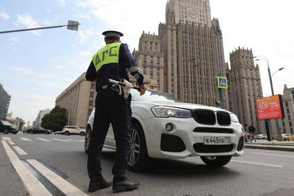 Policista v Rusku zastavuje BMW, ilustrační foto.