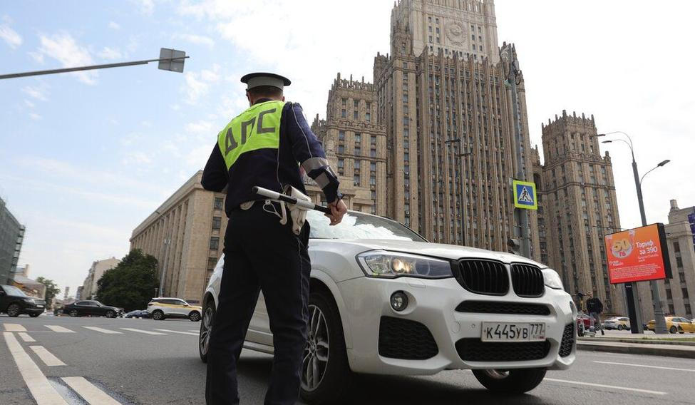 Policista v Rusku zastavuje BMW, ilustrační foto.