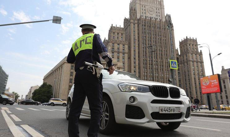 Policista v Rusku zastavuje BMW, ilustrační foto.