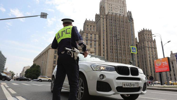 Policista v Rusku zastavuje BMW, ilustrační foto.