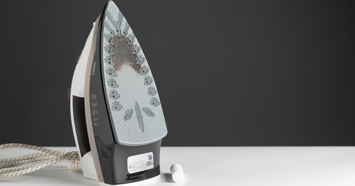 „White Ironing Burn Graphic Shirt“, vypadá přesně tak, jak název napovídá – jako byste na ní nechali příliš dlouho položenou rozpálenou žehličku.