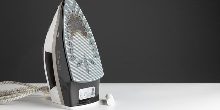 „White Ironing Burn Graphic Shirt“, vypadá přesně tak, jak název napovídá – jako byste na ní nechali příliš dlouho položenou rozpálenou žehličku.