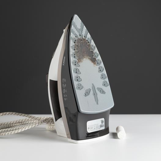 „White Ironing Burn Graphic Shirt“, vypadá přesně tak, jak název napovídá – jako byste na ní nechali příliš dlouho položenou rozpálenou žehličku.