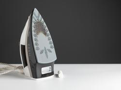 „White Ironing Burn Graphic Shirt“, vypadá přesně tak, jak název napovídá – jako byste na ní nechali příliš dlouho položenou rozpálenou žehličku.