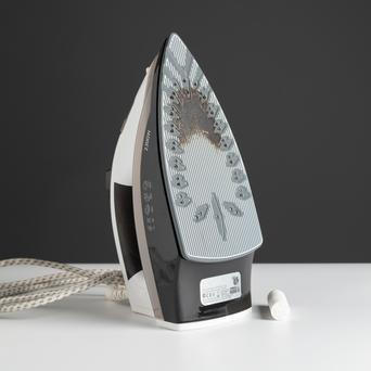 „White Ironing Burn Graphic Shirt“, vypadá přesně tak, jak název napovídá – jako byste na ní nechali příliš dlouho položenou rozpálenou žehličku.