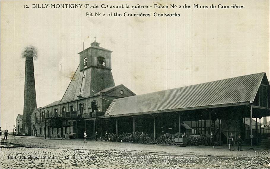 Archivní snímek zachycuje povrchový areál dolu č. 2 společnosti Compagnie des mines de Courrières v obci Billy-Montigny na severu Francie, přibližně kolem roku 1910. Viditelná je těžní věž, provozní budovy a komín průmyslového komplexu. Podobné šachty tvořily hustou síť propojeného revíru Pas-de-Calais, který patřil k nejvýkonnějším těžebním oblastem země. Fotografie ilustruje technické zázemí dolů v období bezprostředně po katastrofě z roku 1906.