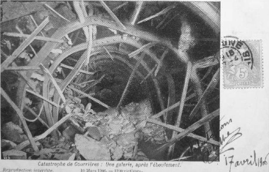 Zřícená důlní chodba po výbuchu, Courrières (Pas-de-Calais), březen 1906; deformované výztuže a zasypaná galerie