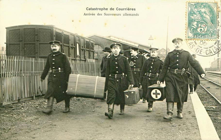 Příjezd německých záchranářů, Courrières (Pas-de-Calais), březen 1906; tým s vybavením míří k dolům po výbuchu