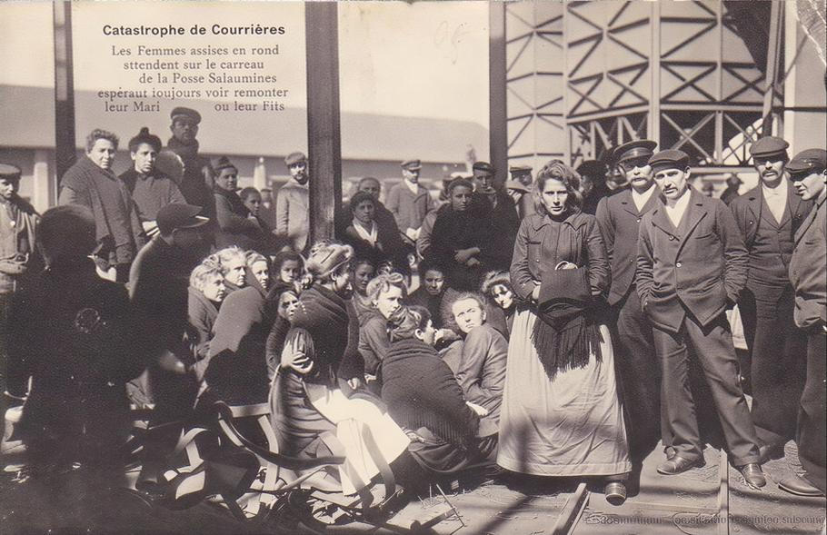 Rodiny horníků čekají u dolu, Sallaumines (Pas-de-Calais), březen 1906; ženy a děti na povrchu po výbuchu