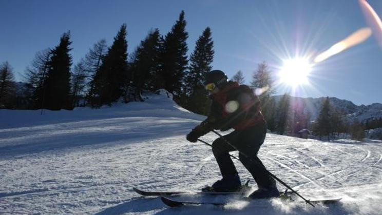 Lyže, sníh a slunce