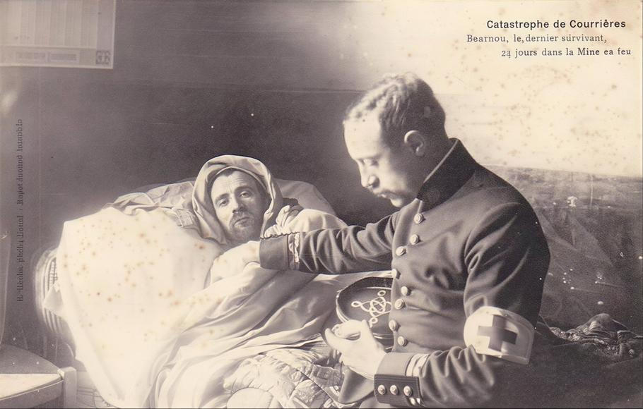 Auguste Berthon po záchraně, Courrières (Pas-de-Calais), duben 1906; poslední přeživší ošetřovaný po 24 dnech v dole