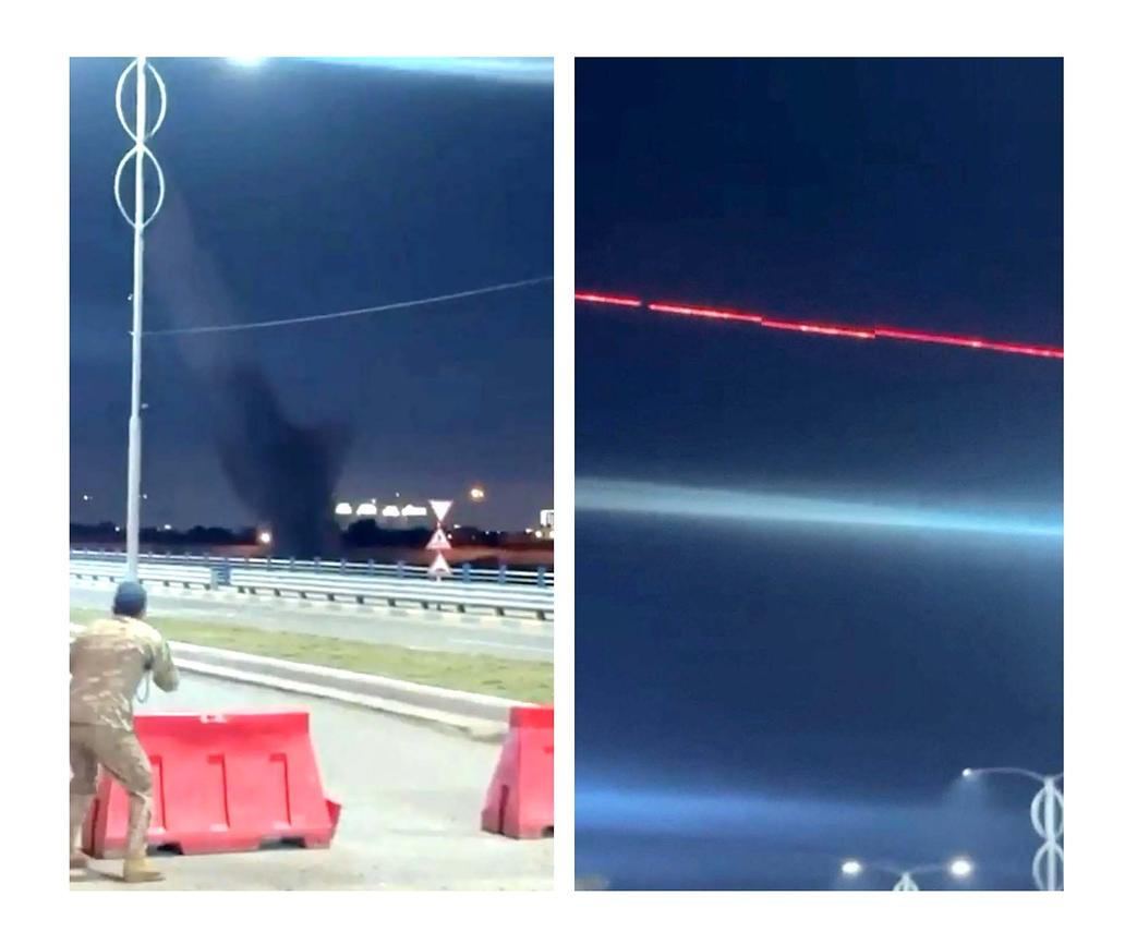 Stopovací střely z Gatlingova kanónu na noční obloze.