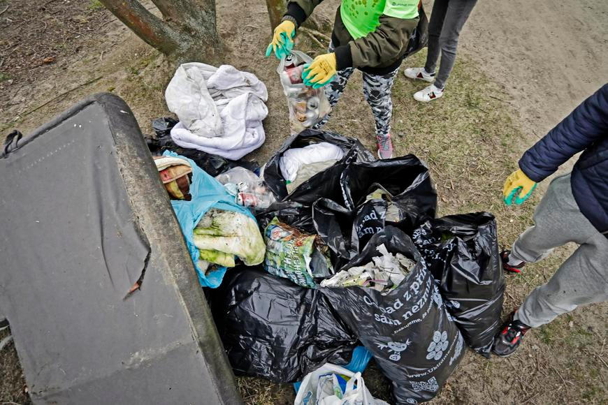 Tisíce dobrovolníků vyrazí na úklid, v ulicích i v lese posbírají tuny odpadu
