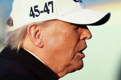 Trump v neděli novinářům na palubě letounu Air Force One řekl: „S Kubou jednáme, ale nejdřív vyřešíme Írán a pak Kubu.“