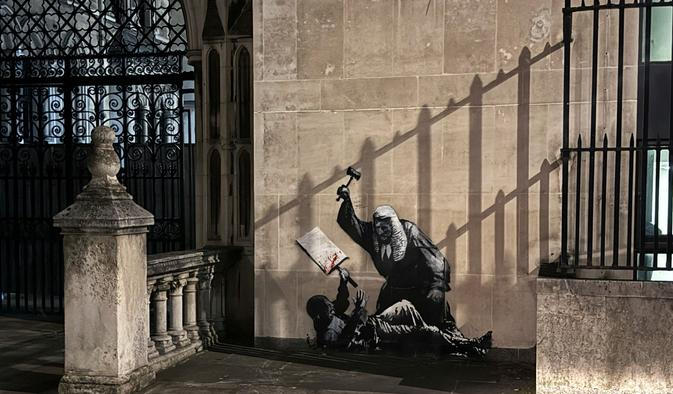 New Banksy Mural on the Royal Courts of Justice