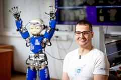 Nejvýznamnější částí práce Jakuba Rozlivka je návrh řídicího systému, který umožňuje robotu rychle reagovat, vyhýbat se lidem a pohybovat se podobně jako člověk.