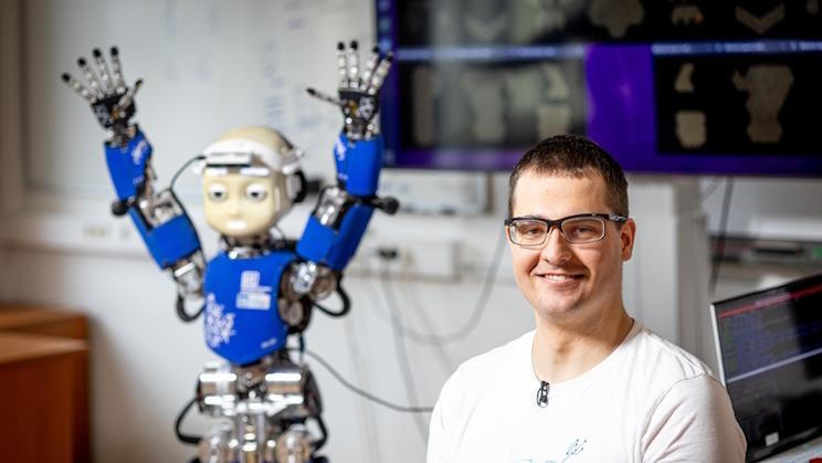 Nejvýznamnější částí práce Jakuba Rozlivka je návrh řídicího systému, který umožňuje robotu rychle reagovat, vyhýbat se lidem a pohybovat se podobně jako člověk.