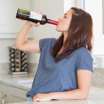 Sledování příjmu alkoholu, výběr méně kalorických nápojů, kvalitní spánek a vyvážená strava umožní tělu fungovat efektivně a minimalizovat jeho negativní dopady. 